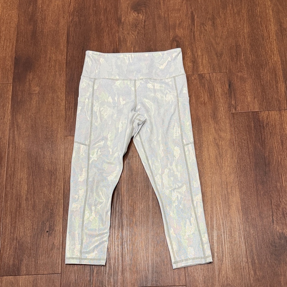 ZYIA Light and Tight Iridescent Camo White Cropped Leggings with Pockets